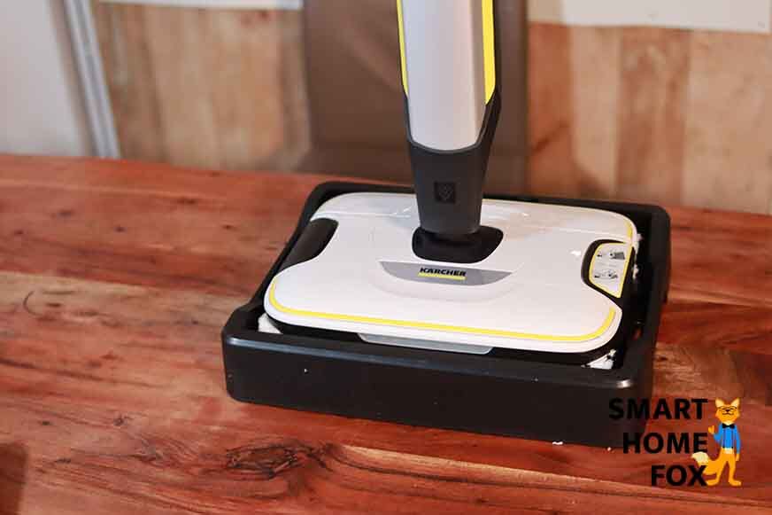 Karcher FC 7 на станции очистки.